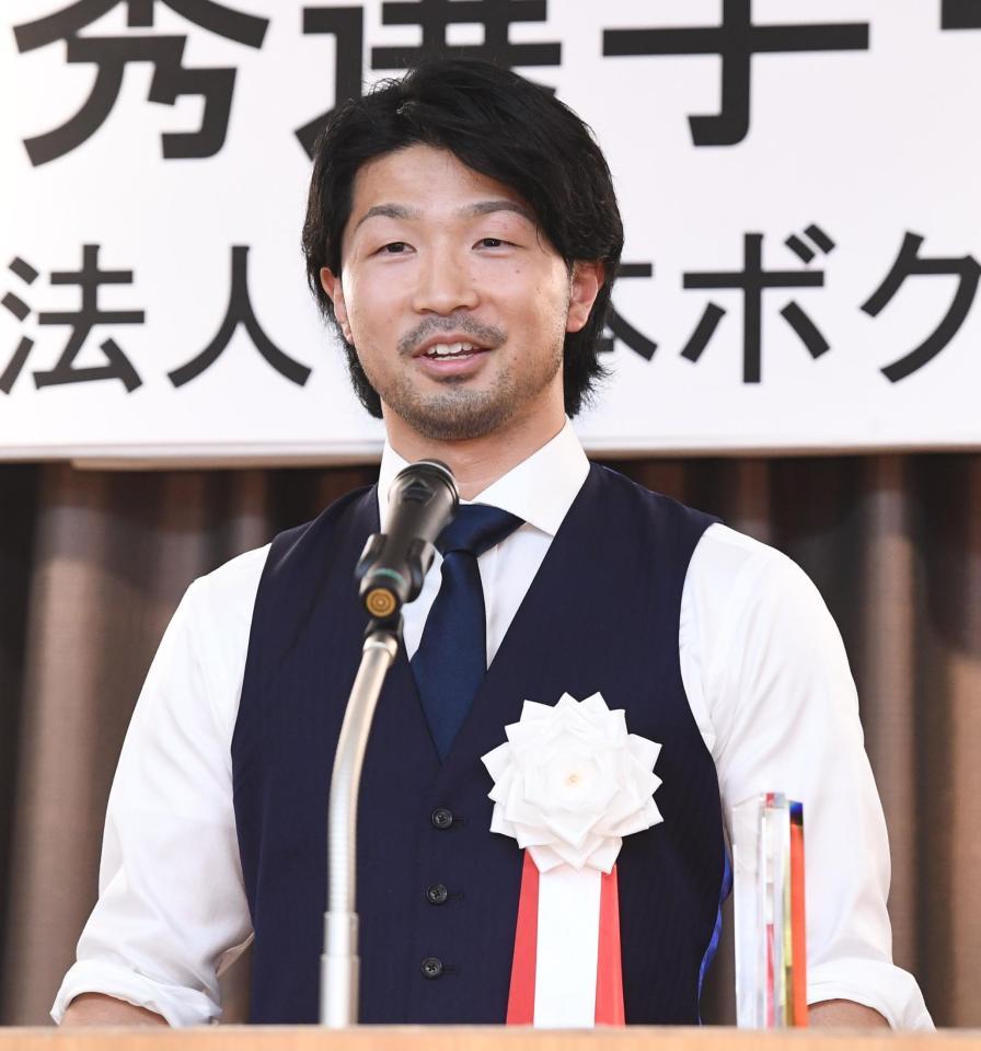 　男子最優秀選手賞を受賞し喜びのスピーチをする田中亮明（撮影・園田高夫）