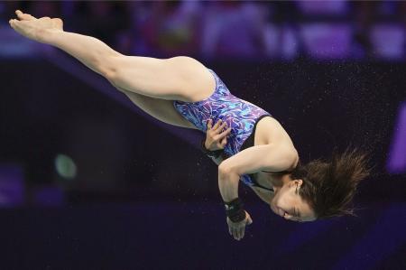 　女子高飛び込み準決勝　荒井祭里の演技。決勝に進出した＝ブダペスト（共同）