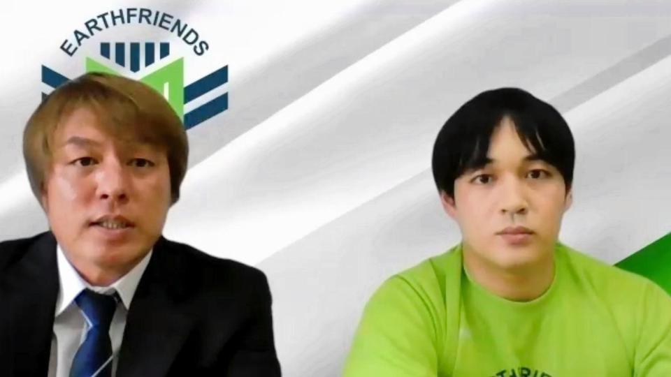 　シーズン開幕会見に出席したアースフレンズＢＭの宮崎大輔選手兼監督（左）、福田丈主将