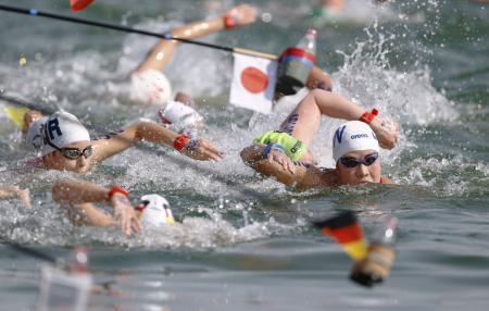 　女子１０キロ　力泳する蝦名愛梨（右）＝ブダペスト（共同）
