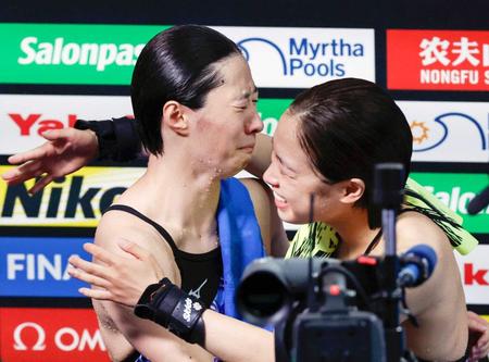 　女子シンクロ高飛び込み決勝の演技を終え、抱き合って涙ぐむ荒井祭里（右）、板橋美波組。４位となった（共同）
