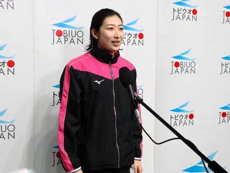 　女子４００メートル自由形を終え、取材に応じる池江璃花子