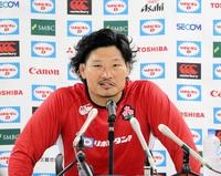 　練習後の取材に応じる日本代表・稲垣＝豊田スタジアム