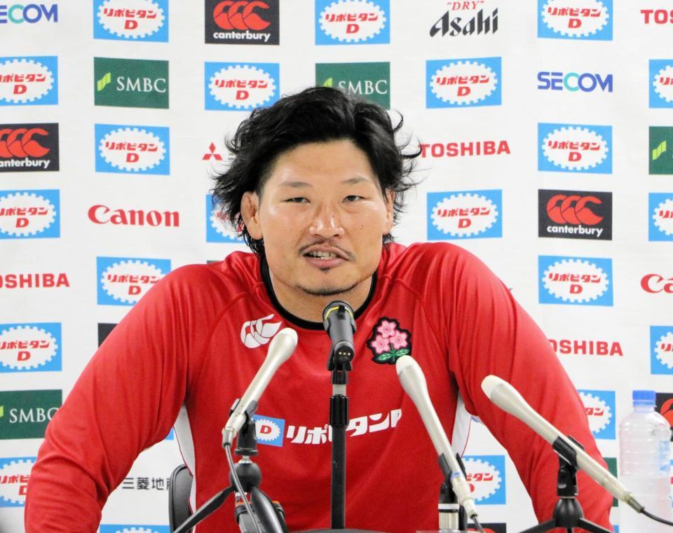 　練習後の取材に応じる日本代表・稲垣＝豊田スタジアム