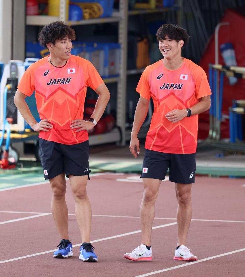 　世界選手権を前に、練習で笑顔を見せる坂井隆一郎（右）と鈴木涼太（代表撮影）