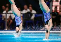 　女子シンクロ板飛び込み決勝、３回目の演技で入水する金戸凜（左）、三上紗也可組（共同）