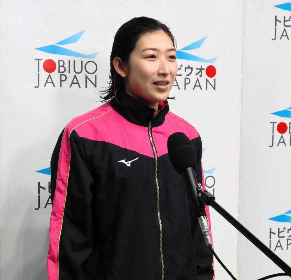 　女子４００メートル自由形を終え、取材に応じる池江璃花子