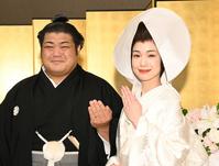 　記者会見で指輪を披露する志摩ノ海（左）と福薗清香さん