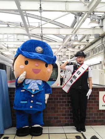 　一日駅長を務めた樋口新葉＝西武新宿