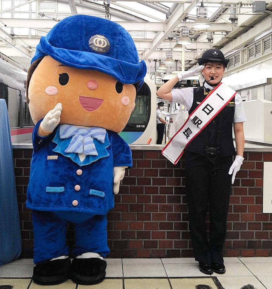 　一日駅長を務めた樋口新葉