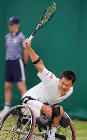 　男子シングルス１回戦でプレーする国枝慎吾＝ウィンブルドン（共同）