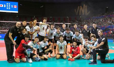 　カナダに勝利し、記念写真に納まる日本