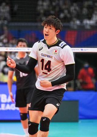 　第４セット、スパイクを決めてガッツポーズする石川