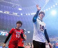 　カナダに勝利し、手を振りながら引き揚げる石川（右）