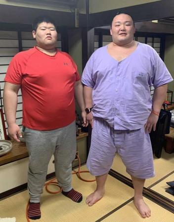 　コロナ禍前、帰省してリラックスする朝乃山（右）と写真に納まる浦山秀誠（本人提供）