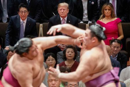 　大相撲夏場所千秋楽の取組を観戦する安倍首相（左上）とトランプ米大統領（中央上）。右上はメラニア夫人＝２０１９年５月２６日、東京・両国国技館（ＡＰ＝共同）