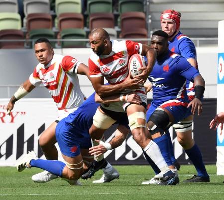 　前半、突進するリーチ・マイケル（撮影・棚橋慶太）