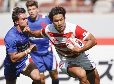 　日本-フランス　前半、ディフェンスを振り切り１本目のトライを決める山中＝国立競技場