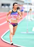 女子１５００メートル決勝で独走する豊田自動織機・田中希実（撮影・北村雅宏）