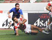 　前半、トライを決める山中亮平（撮影・棚橋慶太）