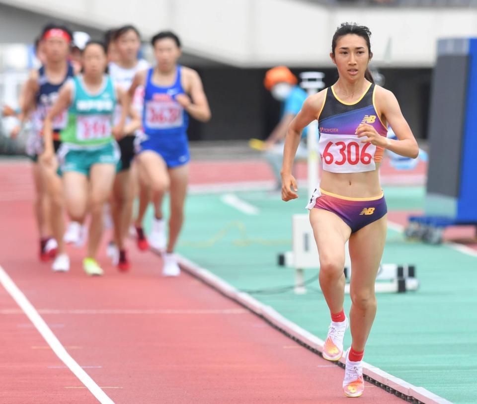 女子１５００メートル決勝で独走する豊田自動織機・田中希実（撮影・北村雅宏）