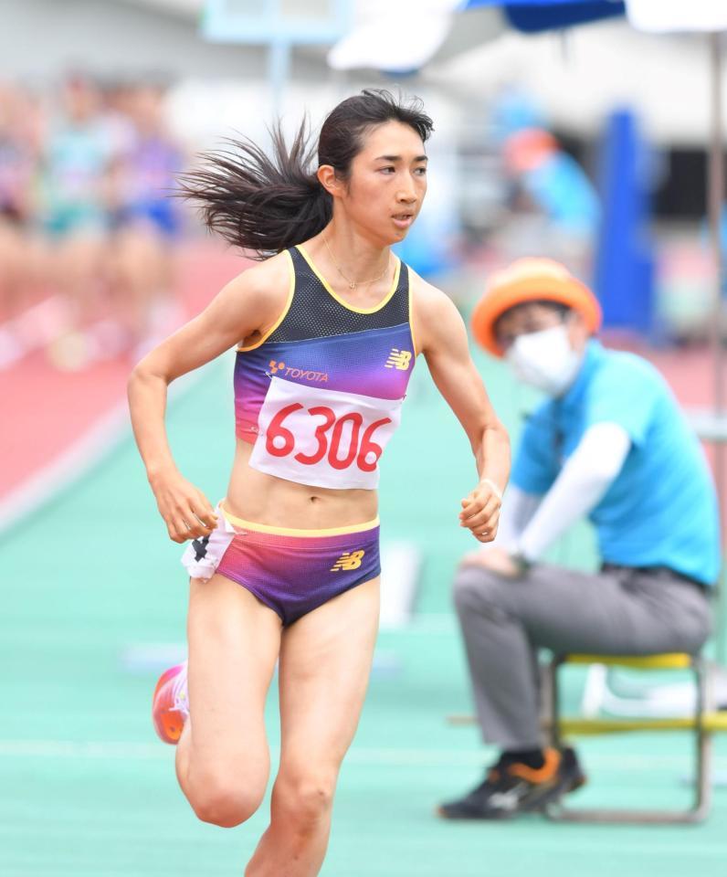 女子１５００メートル決勝で独走する豊田自動織機・田中希実（撮影・北村雅宏）