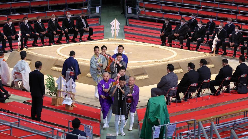 　土俵祭りで大相撲名古屋場所の開幕を告げる触れ太鼓