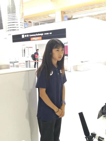 　世界選手権出発前に、取材に応じる田中希実＝成田空港