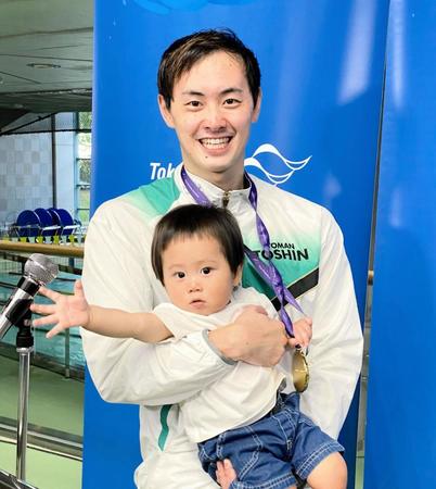 　現役ラストレースで優勝し、愛息と記念撮影する金子雅紀