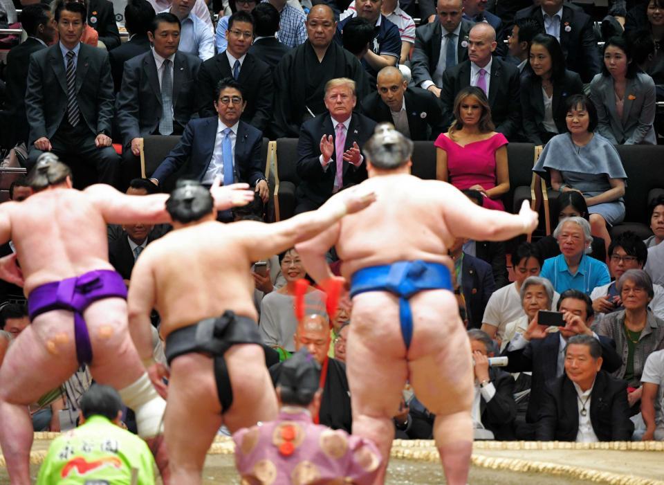 　夏場所千秋楽で、三役土俵入りを観戦する、（中央左から）安倍晋三首相、トランプ米大統領、メラニア夫人、安倍昭恵夫人。後列中央は八角理事長＝１９年