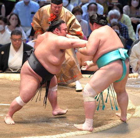 　琴ノ若を押し出す貴景勝（左）＝撮影・北村雅宏