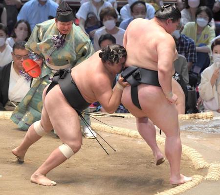 　正代を送り出す霧馬山（左）＝撮影・北村雅宏