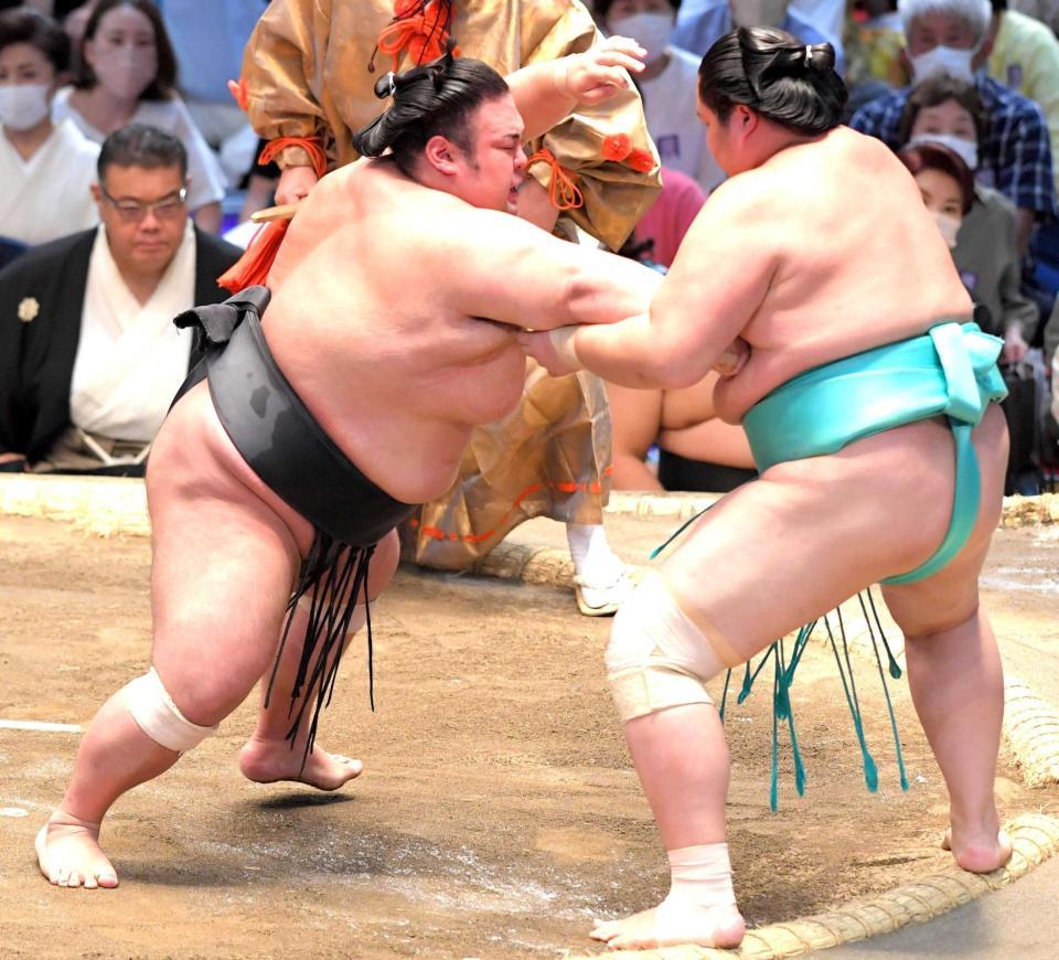 　琴ノ若（右）を下した貴景勝（撮影・北村雅宏）