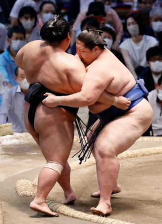 　逸ノ城（右）が寄り切りで貴景勝を破る