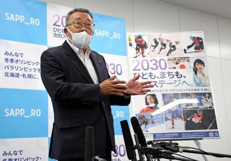 　２０３０年冬季五輪・パラリンピック招致を巡り、会議終了後に報道陣の取材に応じる勝木紀昭北海道スキー連盟会長＝１４日午前、札幌市