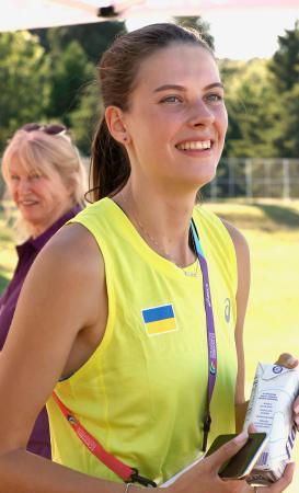 　練習場から引き揚げる、女子走り高跳びウクライナ代表のヤロスラワ・マフチフ＝１３日、ユージン（共同）
