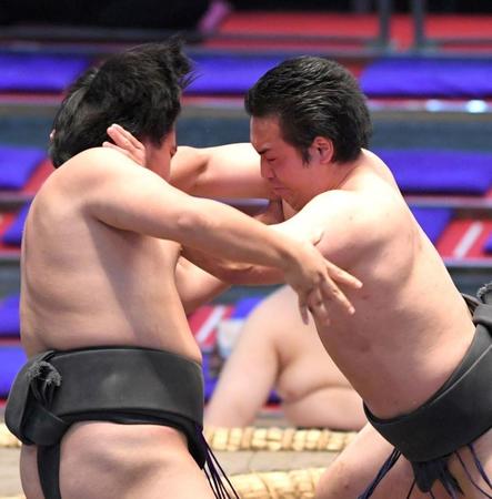 　押し出しで錦織を破る須山（右）（撮影・北村雅宏）