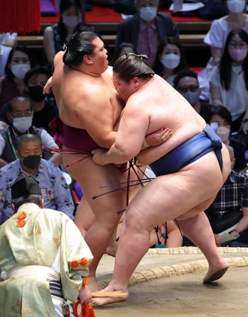 逸ノ城が快進撃６連勝、大関御嶽海を圧倒　１敗も翔猿だけに　かど番正代が２勝目