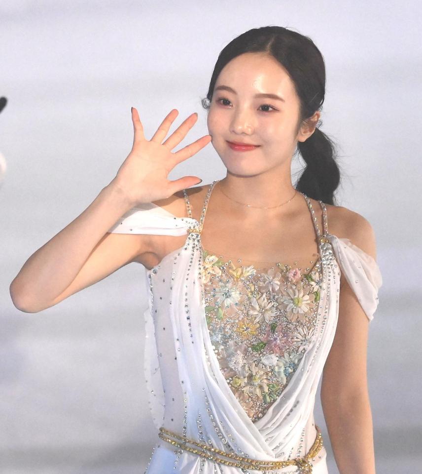 　エンディングで手を振る本田真凜（撮影・堀内翔）