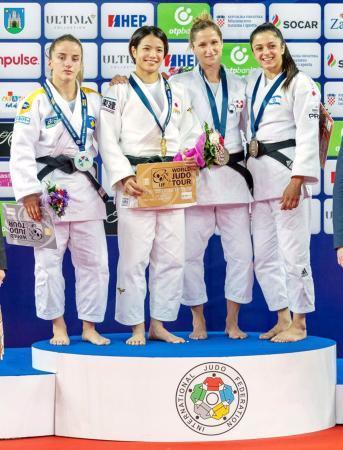 　女子５２キロ級で優勝し、表彰台で笑顔の阿部詩（左から２人目）＝ザグレブ（国際柔道連盟提供・共同）