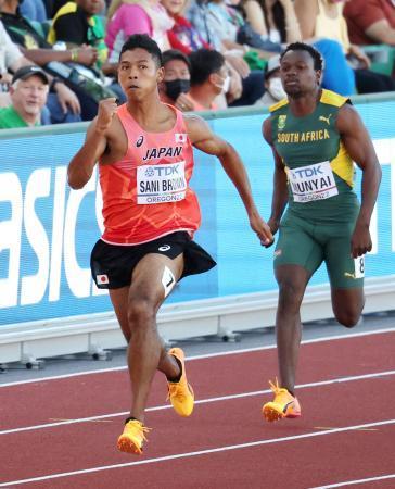 　男子１００メートル予選　９秒９８で準決勝に進出したサニブラウン・ハキーム（左）＝ユージン（代表撮影・共同）