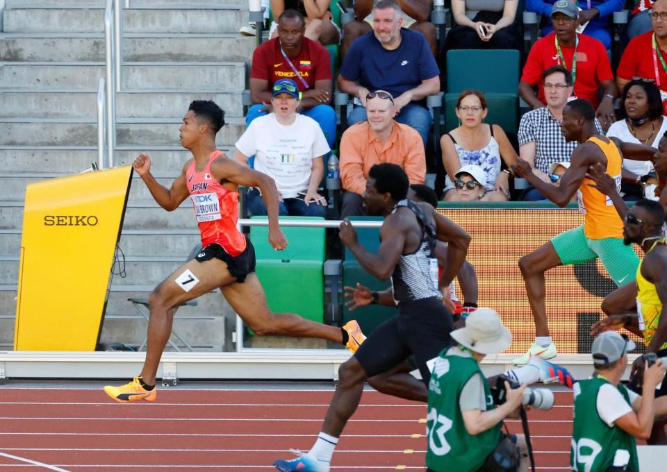 　男子１００メートル予選で力走するサニブラウン・ハキーム（左端）＝ユージン（共同）