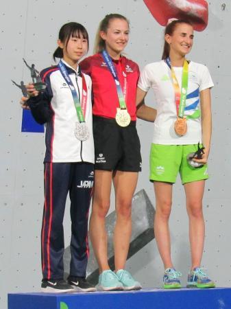 　スポーツクライミングの女子リードで２位の谷井菜月（左）＝米アラバマ州バーミングハム（共同）