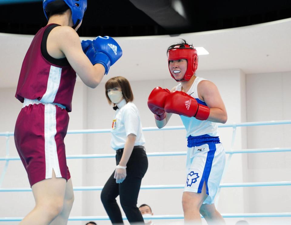 　大学生活最後のトーナメント戦で勝利した入江聖奈（右）＝日本ボクシング連盟提供