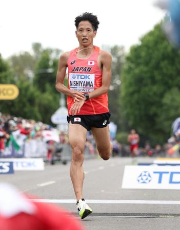 　男子マラソンでゴールする西山雄介（代表撮影）