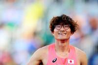 　男子４００メートル障害準決勝を終え、笑顔で引き揚げる黒川和樹（代表撮影）