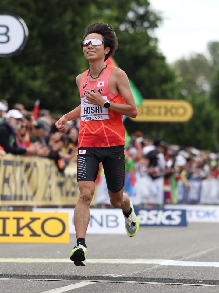 　男子マラソンでゴールする星岳（代表撮影）