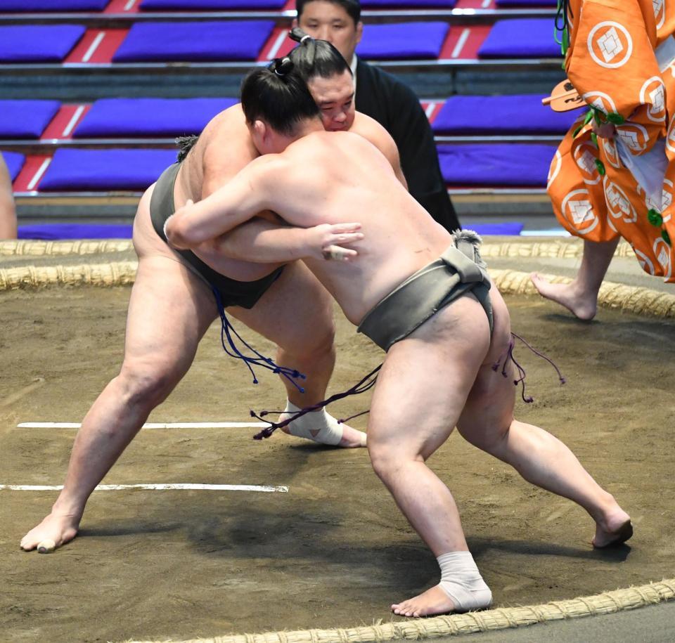 　琴大龍（右）を寄り切りで破り、５勝０敗とした朝乃山（撮影・佐藤厚）