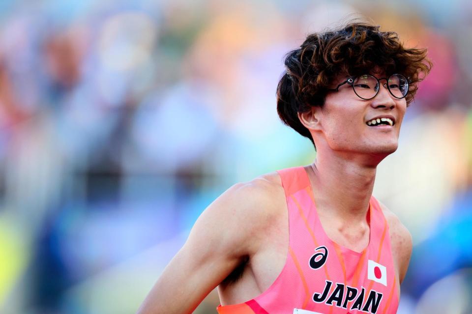 　男子４００メートル障害準決勝を終え、笑顔で引き揚げる黒川和樹（代表撮影）