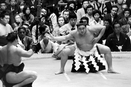 　横綱土俵入りを披露する若乃花＝１９８０年春場所